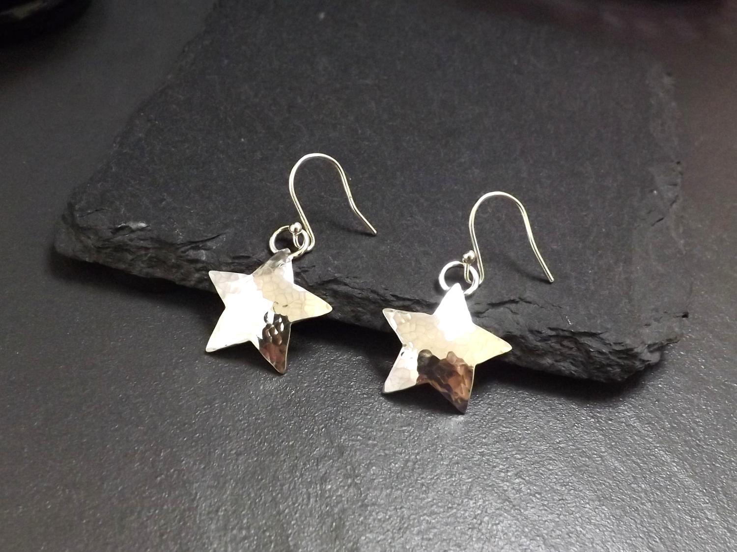 Hammered Silver Stars Dangly Earrings (large)